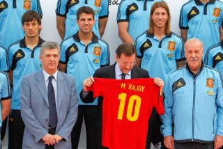 Rajoy posando con una camiseta de la Selecci&oacute;n Espa&ntilde;ola en la &eacute;poca de Del Bosque