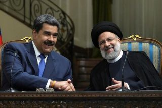 Ebrahim Raisi y Nicol&aacute;s Maduro