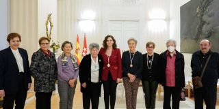 D&iacute;az Ayuso recibe la Medalla de la Beata Mar&iacute;a Ana de Jes&uacute;s