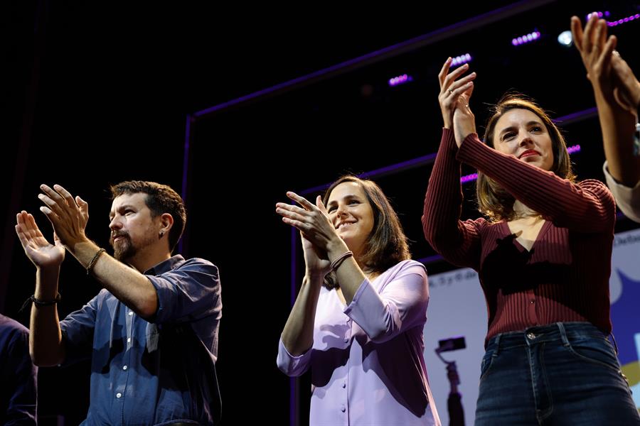 Pablo Iglesias, Ione Belarra e Irene Montero, en la clausura de la Universidad de Oto&ntilde;o.