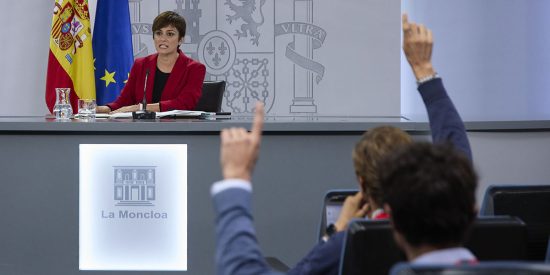 Gigantesco rid&iacute;culo de la portavoz risitas: hasta 5 veces no sabe ni qu&eacute; responder sobre el CGPJ