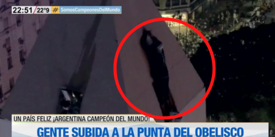 Un aficionado argentino se juega la vida subiéndose al Obelisco de Buenos Aires: está a casi 68 metros de altura
