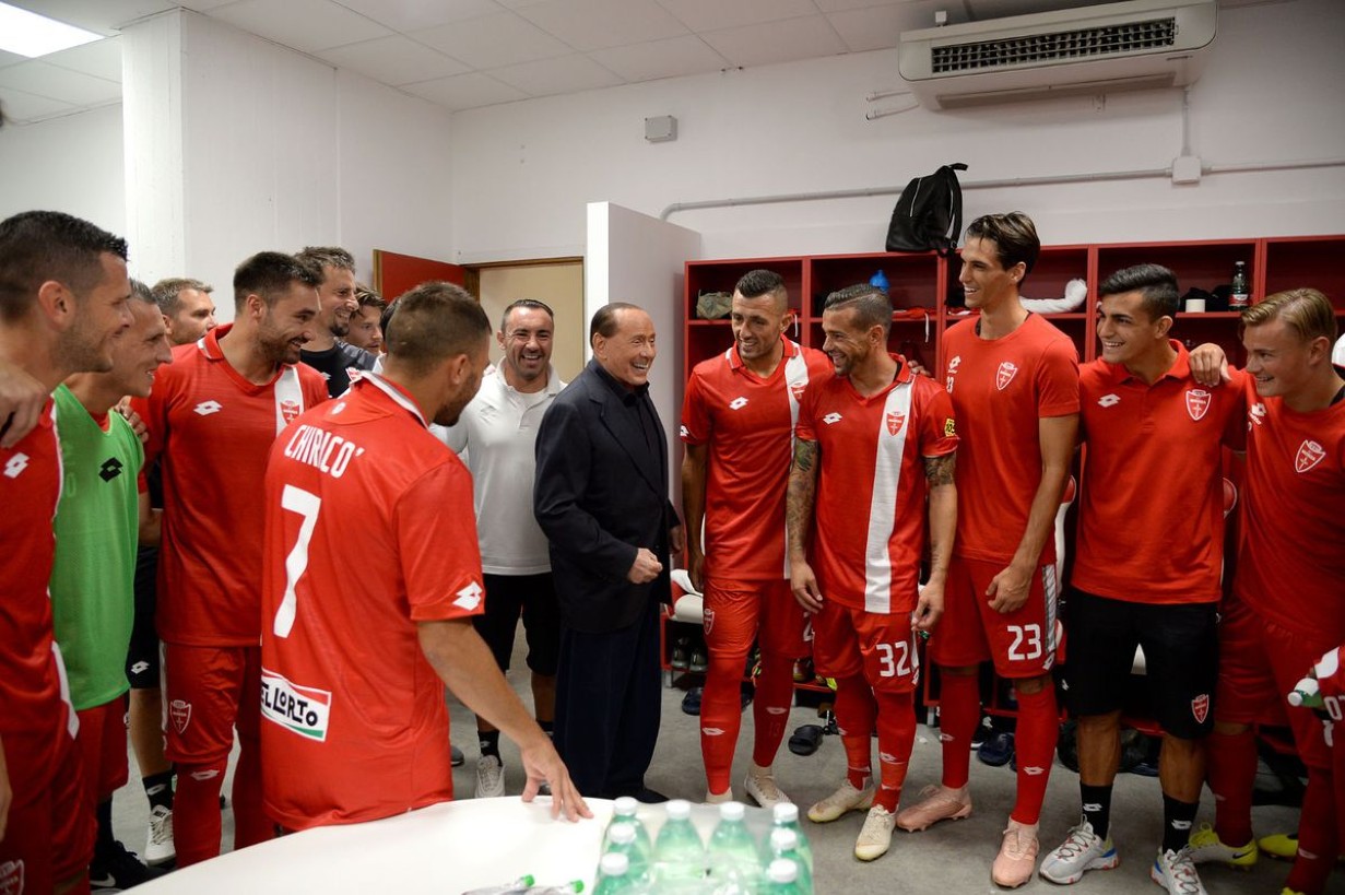 Berlusconi promete a sus jugadores un "autob&uacute;s lleno de putas en el vestuario"