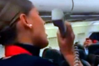 Una azafata de Iberia emociona a los pasajeros al cantar un villancico en pleno vuelo