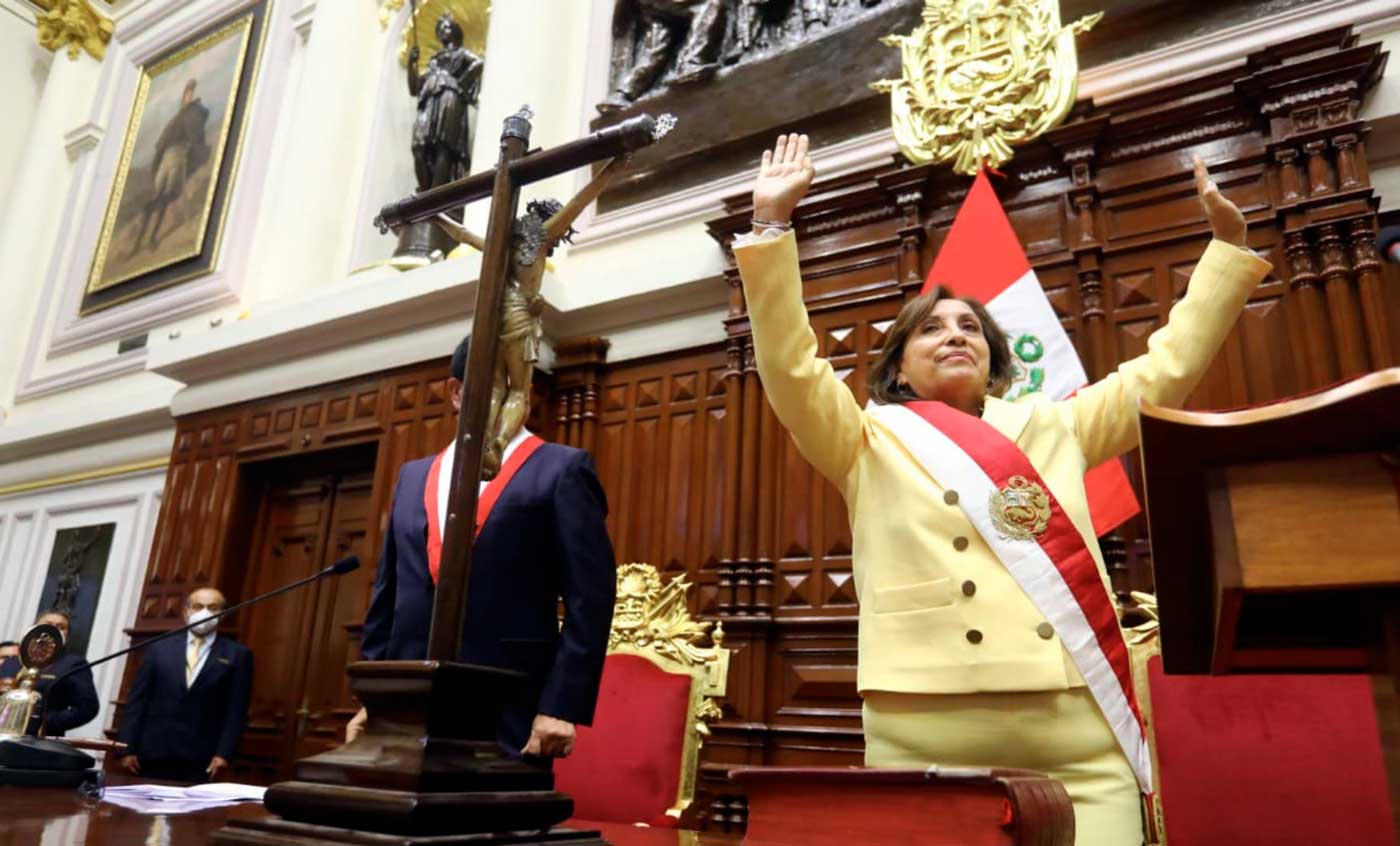 Tras la fracasada intentona golpista, una mujer jura como primera Presidenta del Per&uacute;