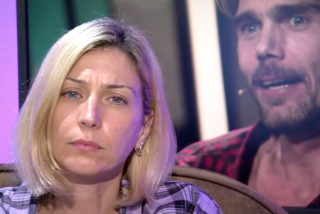 Faynna en televisi&oacute;n con una imagen de Carlos al fondo.