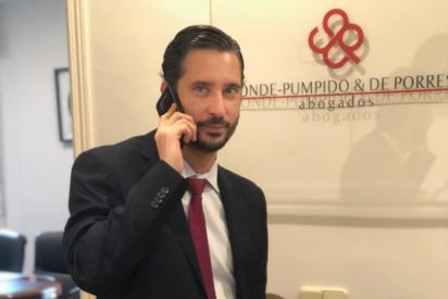 Cándido Conde-Pumpido en su despacho de abogados. 