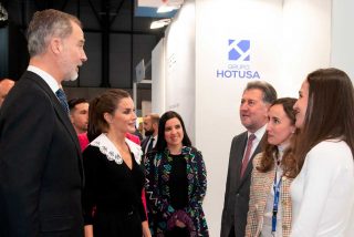 Sus Majestades los Reyes de España visitan el stand de Grupo Hotusa de FITUR