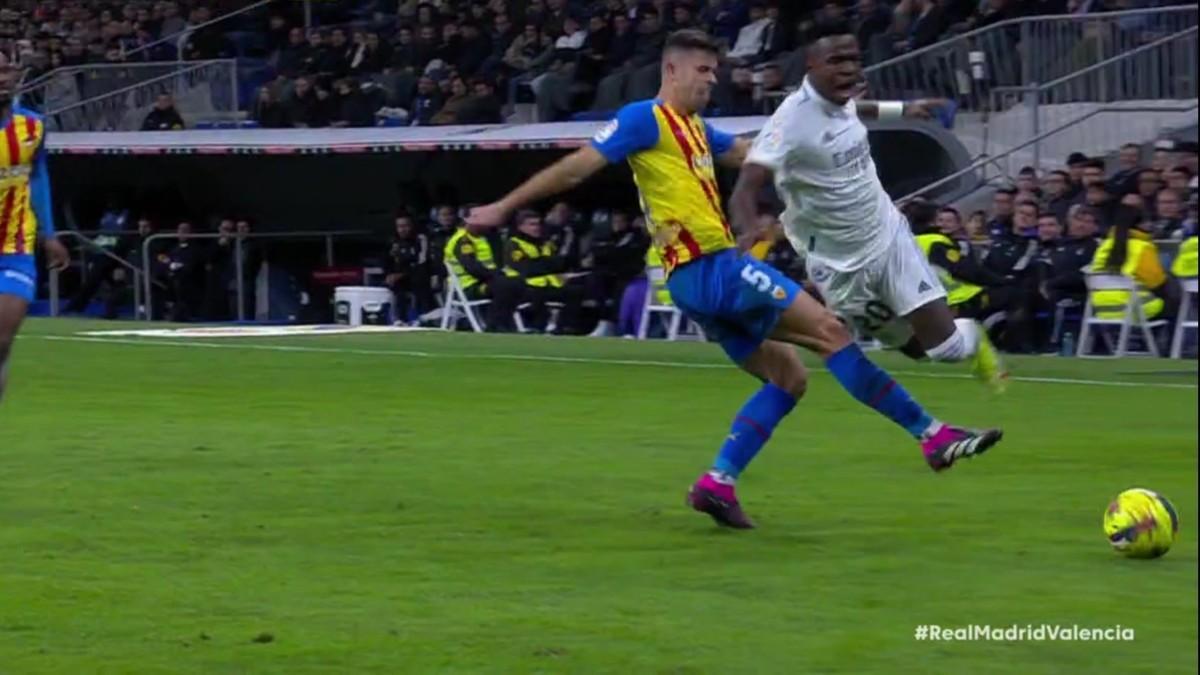 La lamentable patada de Gabriel Paulista a Vin&iacute;cius