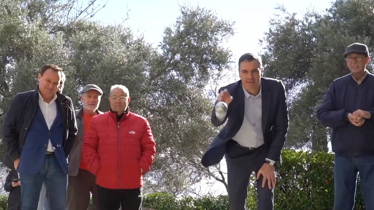 Pedro Sánchez, en otro de sus montajes recientes, esta vez con pensionistas.