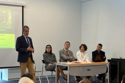 Autoridades visitan las instalaciones del Grupo Cementos Portland Valderrivas en el puerto de Santander