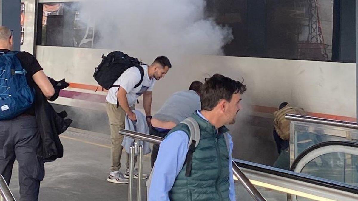 Momento en el que los pasajeros tienen que abandonar el tren por el incendio del motor.