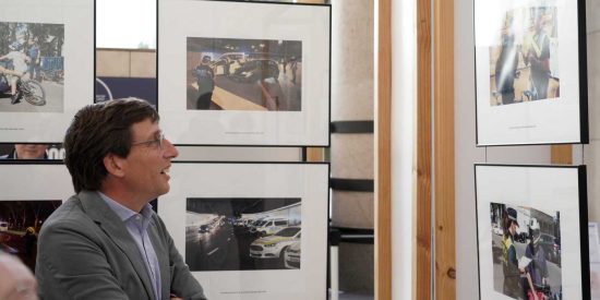 Almeida invita a los madrile&ntilde;os a visitar la exposici&oacute;n de la Polic&iacute;a Municipal en materia de tr&aacute;fico