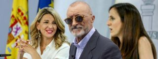 Arturo P&eacute;rez-Reverte junto a Ione Belarra y Yolanda D&iacute;az