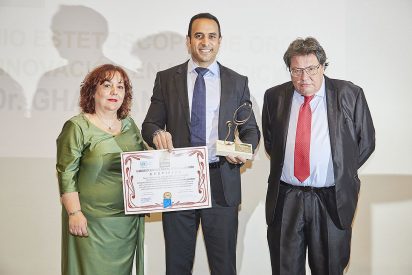 El doctor Ghassan Elgeadi recibe el premio Estetoscopio de Oro a la Innovaci&oacute;n en la Medicina