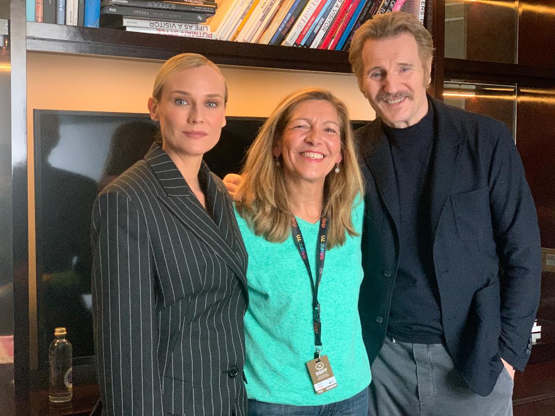 Gloria Scola entre Liam Neeson y Diane Kruger