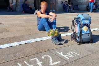 Una peregrina pinta con tiza blanca en la Plaza del Obradoiro e incendia las redes