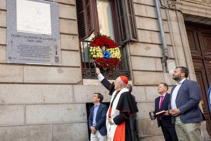 Almeida descubre una placa a Calder&oacute;n de la Barca en Madrid
