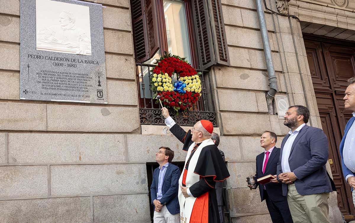 Almeida descubre una placa a Calder&oacute;n de la Barca en Madrid