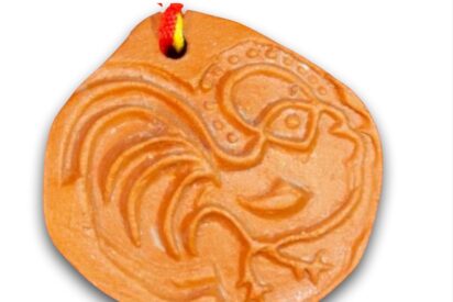 Amuleto de terracota (&ldquo;Cocoșul o Gallo de Horezu&rdquo;), 3.5 cm, de Horezu, Rumania
