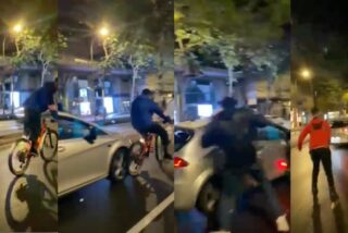 El automovilista la emprende contra un grupo de ciclistas en pleno centro de Madrid.