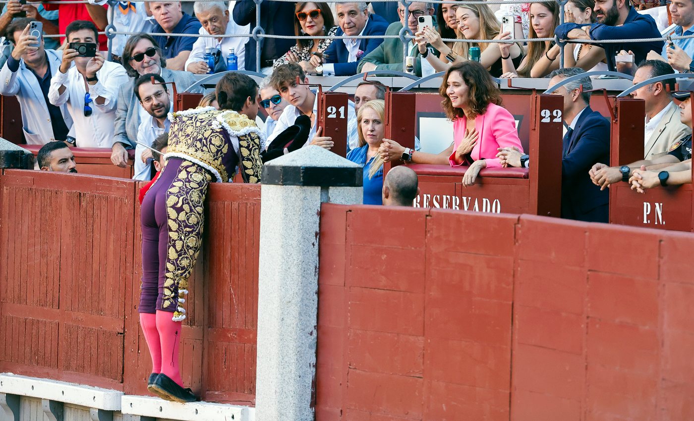 Isabel D&iacute;az Ayuso presente en la emotiva despedida de "El Juli" en Las Ventas