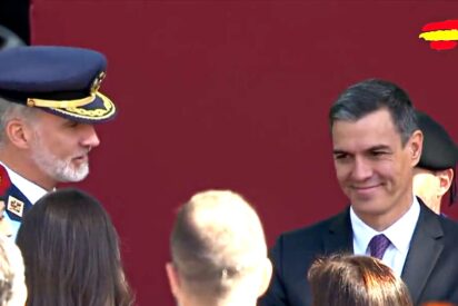 Pedro S&aacute;nchez recibe un ba&ntilde;o hist&oacute;rico de abucheos en el desfile del 12-O: &ldquo;&iexcl;Que te vote Txapote!&rdquo;