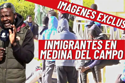 Bertrand Ndongo en Medina del Campo con los inmigrantes ilegales realojados.