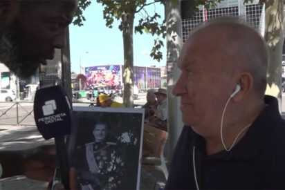 Bertrand Ndongo debate con un vecino. 