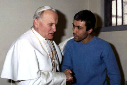 Juan Pablo II con el hombre que intentó asesinarlo, Ali Agca. 