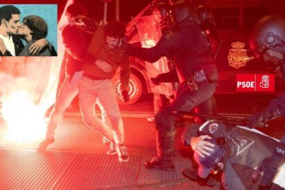 Carga policial en la calle Ferraz ante la sede del PSOE