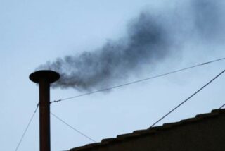 El misterio tras el retraso de la primera fumata negra en el Vaticano: 3 hipótesis sobre un cónclave que hace historia