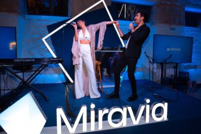 Miravia moderniza el cl&aacute;sico villancico junto a &Aacute;lex Ubago y Sof&iacute;a Ellar