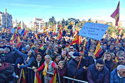 Los espa&ntilde;oles abarrotan Cibeles en una hist&oacute;rica manifestaci&oacute;n contra la infame amnist&iacute;a de S&aacute;nchez