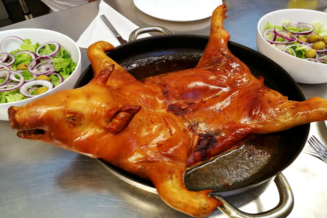 El sabor de la Navidad llega a su mesa: Lechazos, cochinillos y grandes vinos