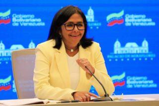 Delcy Rodr&iacute;guez promete elecciones &ldquo;libres&rdquo; en Venezuela, pero defiende a Maduro
