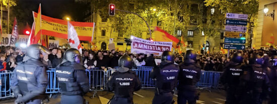 Manifestantes y Polic&iacute;a en la calle Ferraz. 
