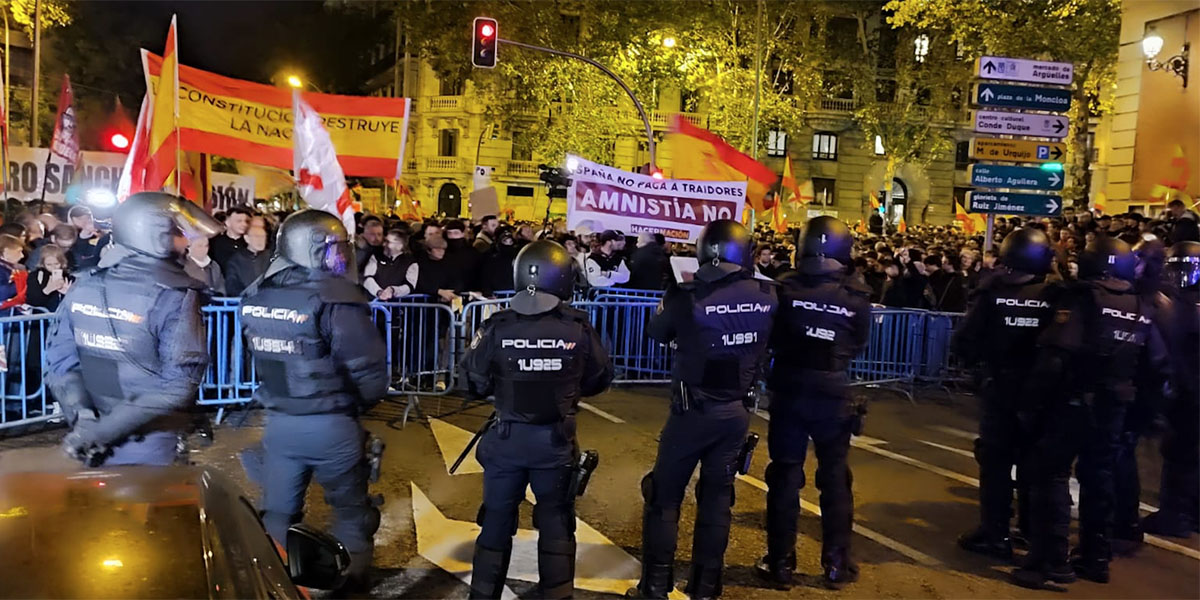 Manifestantes y Policía en Ferraz este 7 de noviembre. 