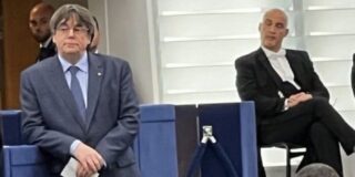 Puigdemont, con la factura en la mano, detr&aacute;s de S&aacute;nchez en el Europarlamento