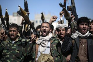 Los fan&aacute;ticos hut&iacute;es aplauden a S&aacute;nchez por 'desertar' de la misi&oacute;n de EEUU en el mar Rojo