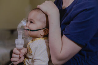 Beb&eacute; con nebulizador