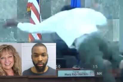 El momento en que el reo Deobra Redden salta sobre la juez Mary Kay
