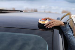 Qu&eacute; tienes que decir si te para la Guardia Civil, te pide que ense&ntilde;es la baliza V16 y no la tienes