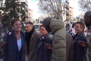 Bertrand Ndongo le pinta la cara a Mertxe Aizpurua, Jon Inarritu, Carmen Calvo y Jos&eacute; Luis &Aacute;balos.