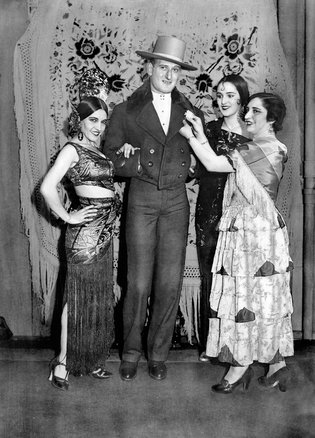 SIdney en un Centro Español de Nueva York a principios de los años 30. 