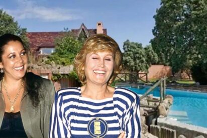 Isabel Pantoja y Encarna Sánchez y de fondo, la casa de la primera en La Moraleja. 