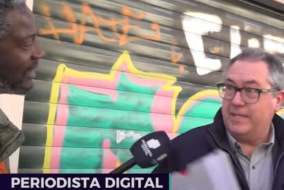 Bertrand Ndongo habla con Juan Espadas. 