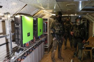 Soldados israelíes en el túnel tecnológico de Hamas bajo las oficinas de UNRWA