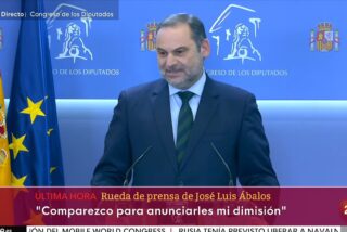 Jos&eacute; Luis &Aacute;balos y el r&oacute;tulo de la pol&eacute;mica en el Canal 24 Horas de RTVE.