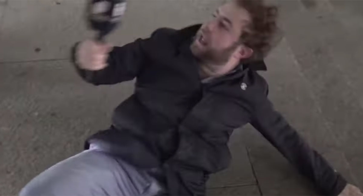 El reportero Josué Cárdenas cae al suelo empujado por los matones del PSOE.